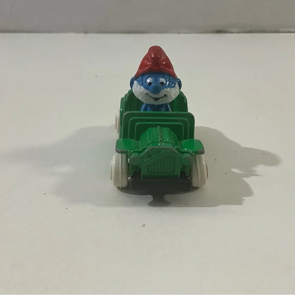 Vintage ERTL Peyo Papa Smurf #4 Green 1982 Die Cast Car with PVC figure